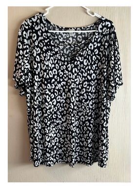 Cato size medium Black and White Leopard Print V-Neck Short Sleeve Top